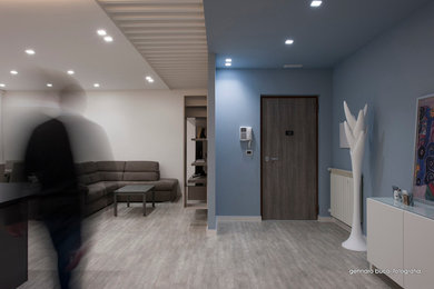 Esempio di un soggiorno design di medie dimensioni con pareti multicolore e pavimento in gres porcellanato