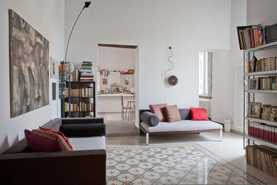 Foto di un soggiorno minimalista di medie dimensioni e aperto con pareti bianche, pavimento in marmo e pavimento multicolore