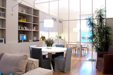 Idee per un soggiorno contemporaneo di medie dimensioni e stile loft con parquet chiaro e pavimento marrone