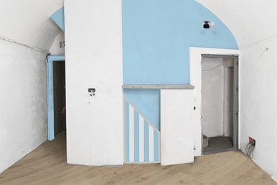 Immagine di un piccolo soggiorno moderno aperto con pareti bianche, parquet chiaro, nessun camino, nessuna TV e pavimento marrone