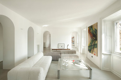 Immagine di un soggiorno moderno aperto con pareti bianche e pavimento grigio