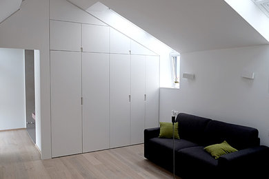 Ispirazione per un soggiorno minimal di medie dimensioni e aperto con pavimento in legno massello medio
