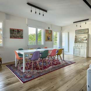 Idee per un grande soggiorno minimalista aperto con pareti bianche, parquet chiaro e TV a parete