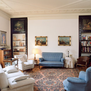 Immagine di un grande soggiorno classico aperto con sala formale, pareti bianche, parquet chiaro e pavimento marrone