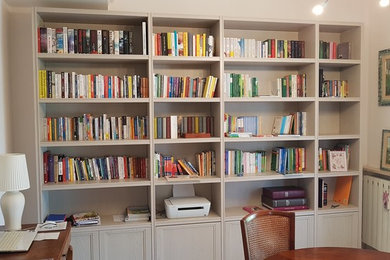 Foto di un soggiorno contemporaneo di medie dimensioni con libreria e pareti bianche