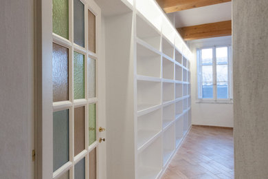 Esempio di un grande soggiorno design chiuso con libreria, pareti bianche e parete attrezzata