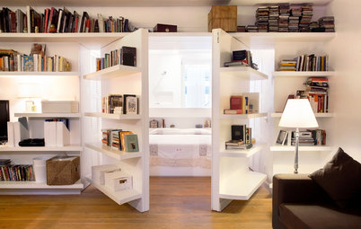 L’Idea del Mese: La Libreria con Porte a Bilico che fa Entrare la Luce