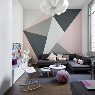 Foto di un soggiorno contemporaneo stile loft e di medie dimensioni con pavimento marrone, sala formale, pareti multicolore, nessun camino e parquet scuro