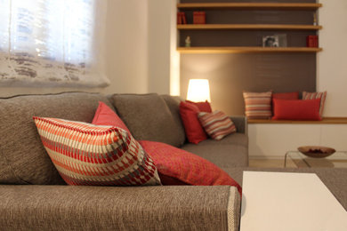 Idee per un soggiorno moderno con pareti marroni e pavimento in gres porcellanato