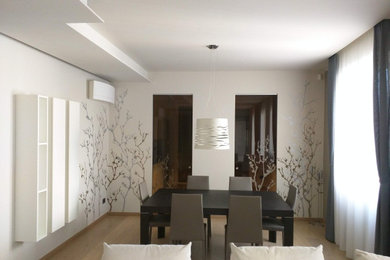 Idee per un'ampia sala da pranzo design con pareti beige, parquet chiaro, nessun camino e pavimento giallo