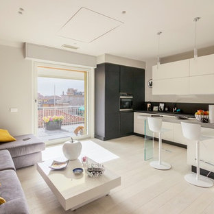 Immagine di un soggiorno minimal aperto con pareti bianche, parquet chiaro, nessun camino e pavimento beige