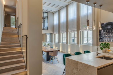 Immagine di un grande soggiorno design stile loft con parquet chiaro, pareti beige e pavimento beige