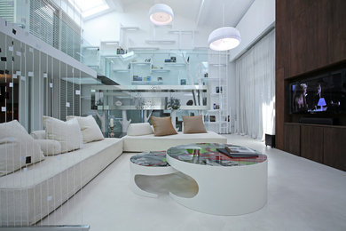 ミラノにある巨大なコンテンポラリースタイルのおしゃれなLDK (ミュージックルーム、白い壁、磁器タイルの床) の写真