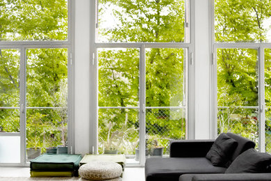Offenes Industrial Wohnzimmer mit weißer Wandfarbe und Porzellan-Bodenfliesen in Mailand