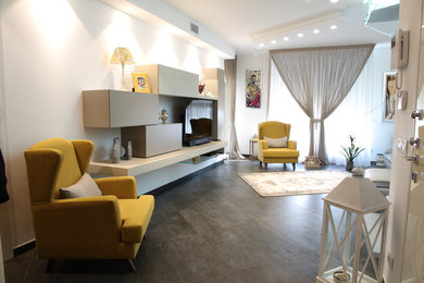 Ispirazione per un soggiorno minimalista con pareti bianche, pavimento in gres porcellanato, parete attrezzata e pavimento grigio