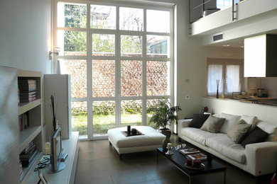 Modelo de sala de estar tipo loft minimalista de tamaño medio sin chimenea con paredes blancas, suelo de baldosas de cerámica, televisor independiente y suelo marrón