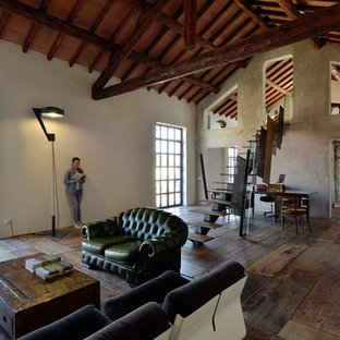 Esempio di un soggiorno industriale aperto con pareti grigie e pavimento in legno massello medio