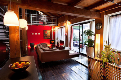 Idee per un soggiorno minimal di medie dimensioni e stile loft con pareti rosse, parquet scuro, camino sospeso e pavimento marrone