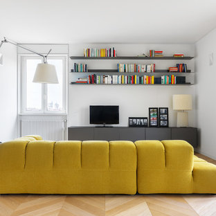 Esempio di un soggiorno minimalista di medie dimensioni e aperto con pareti bianche, TV autoportante, pavimento beige e parquet chiaro