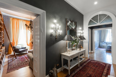 Idee per un soggiorno chic con pareti grigie e pavimento marrone
