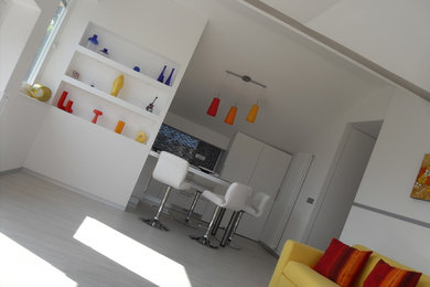 Immagine di un piccolo soggiorno contemporaneo aperto con pareti bianche e pavimento in gres porcellanato