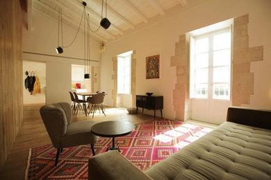 Esempio di un soggiorno design con parquet chiaro