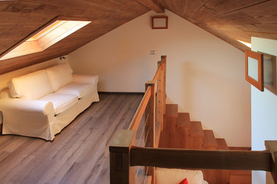 Esempio di un piccolo soggiorno rustico con pareti bianche e pavimento in laminato