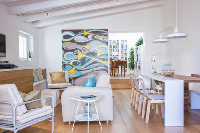Immagine di un soggiorno design con sala formale, TV autoportante, pareti bianche e parquet chiaro