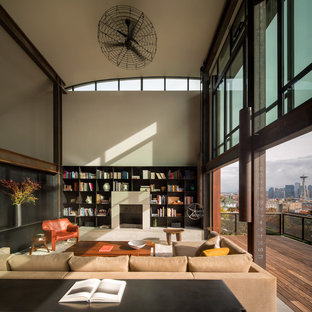 Idee per un soggiorno minimal con pareti beige e camino classico