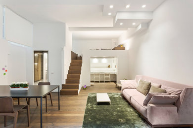Ispirazione per un piccolo soggiorno moderno stile loft con pareti bianche, parquet scuro e pavimento marrone