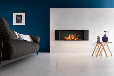 Imagen de sala de estar abierta moderna de tamaño medio sin televisor con paredes azules, chimenea lineal, marco de chimenea de madera y suelo blanco