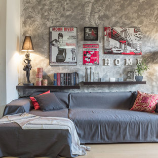 Idee per un soggiorno boho chic aperto con pareti grigie, parquet chiaro, pavimento beige e carta da parati