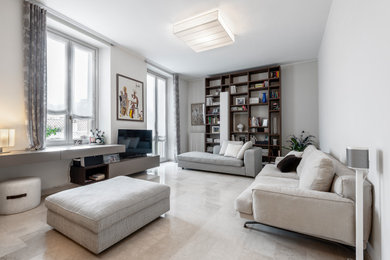 Foto di un soggiorno design con pareti bianche, nessun camino, TV autoportante e pavimento beige