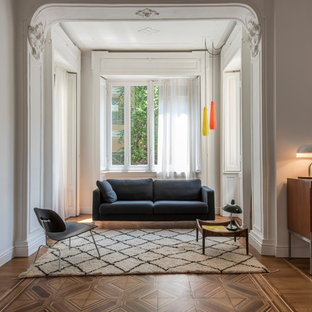 Ejemplo de sala de estar con rincón musical tipo loft, contemporánea, de tamaño medio, sin chimenea y televisor, con paredes blancas, suelo de madera en tonos medios y suelo marrón