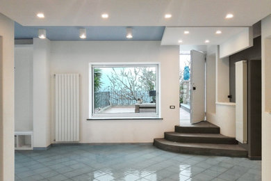 Ispirazione per un soggiorno minimalista di medie dimensioni con pareti bianche, pavimento in gres porcellanato e pavimento turchese