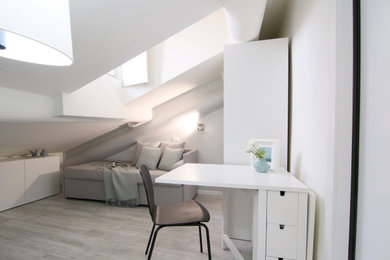 Kleines, Offenes Modernes Wohnzimmer mit weißer Wandfarbe, Porzellan-Bodenfliesen und TV-Wand in Mailand