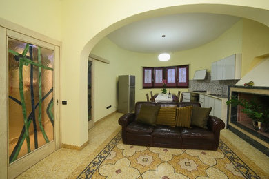 Idee per un soggiorno chic chiuso con sala formale, pavimento in marmo, camino classico e cornice del camino in pietra
