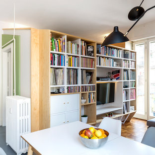 Idee per un soggiorno minimal aperto con pareti bianche, pavimento in legno massello medio, nessun camino, parete attrezzata e pavimento marrone