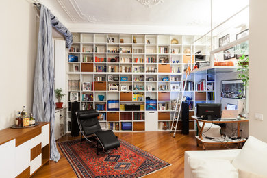 Ispirazione per un soggiorno contemporaneo aperto con libreria, pareti bianche e pavimento in legno massello medio