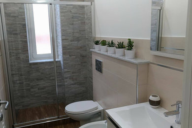 Foto di una piccola stanza da bagno minimalista con pareti bianche e parquet scuro