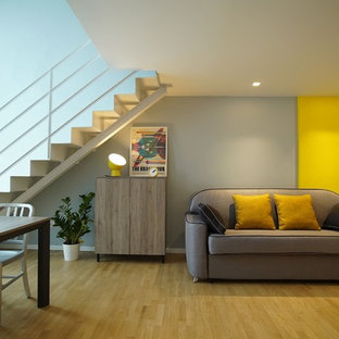 Ispirazione per un soggiorno contemporaneo aperto con pareti multicolore, parquet chiaro, nessun camino e pavimento beige