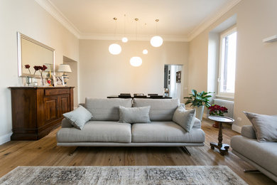 Idee per un soggiorno minimal di medie dimensioni e aperto con pareti beige e pavimento in legno massello medio