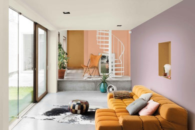 Diseño de sala de estar contemporánea con suelo de cemento y suelo gris