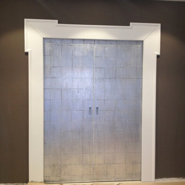 porta decorata in foglia argento.