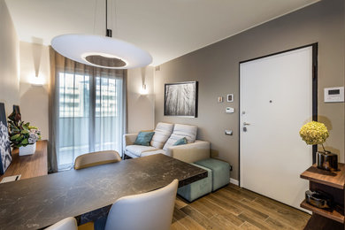 Idee per un piccolo soggiorno contemporaneo aperto con pavimento in gres porcellanato e pavimento marrone