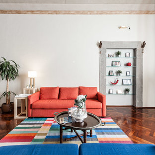 Esempio di un soggiorno design aperto con pareti bianche, parquet scuro e pavimento marrone