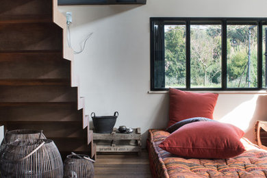 Стильный дизайн: двухуровневая гостиная комната в стиле лофт с серым полом - последний тренд