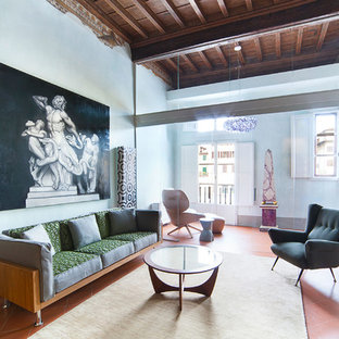 Ispirazione per un soggiorno eclettico con pareti blu, pavimento in terracotta, TV a parete e pavimento marrone