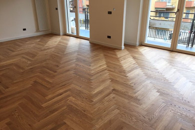 Aménagement d'un grand salon contemporain ouvert avec parquet peint, une salle de réception, un mur blanc et un sol jaune.