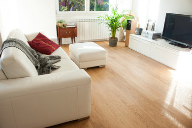 Aménagement d'un salon moderne de taille moyenne et fermé avec une salle de réception, un mur blanc, parquet peint, un téléviseur indépendant et un sol jaune.